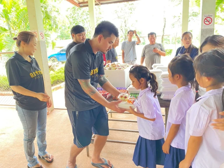 ขอขอบคุณ คุณตะวัน และทีมงาน ฟาร์มไก่ เก้ากอ ที่ได้นำ หอยทอด ผลไม้ นมเปรี้ยว มามอบให้นักเรียนโรงเรียนบ้านแป้นสามัคคีราษฎร์บำรุง