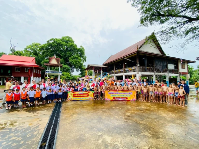 นางสาวพิมพรรณ สายประศาสน์ รักษาการในตำแหน่งผู้อำนวยการโรงเรียน คณะครู และนักเรียน ร่วมจัดทำขบวนแห่ถวายเทียนเข้าพรรษา ผ้าอาบน้ำฝน ณ วัดสุทธานิวาส