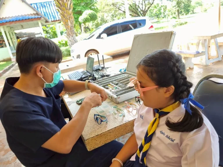 ได้รับความอนุเคราะห์จาก โรงพยาบาลรักษ์สกล ได้ทำการออกตรวจวัดสายตา และตัดแว่น โดยไม่เสียค่าใช้จ่าย