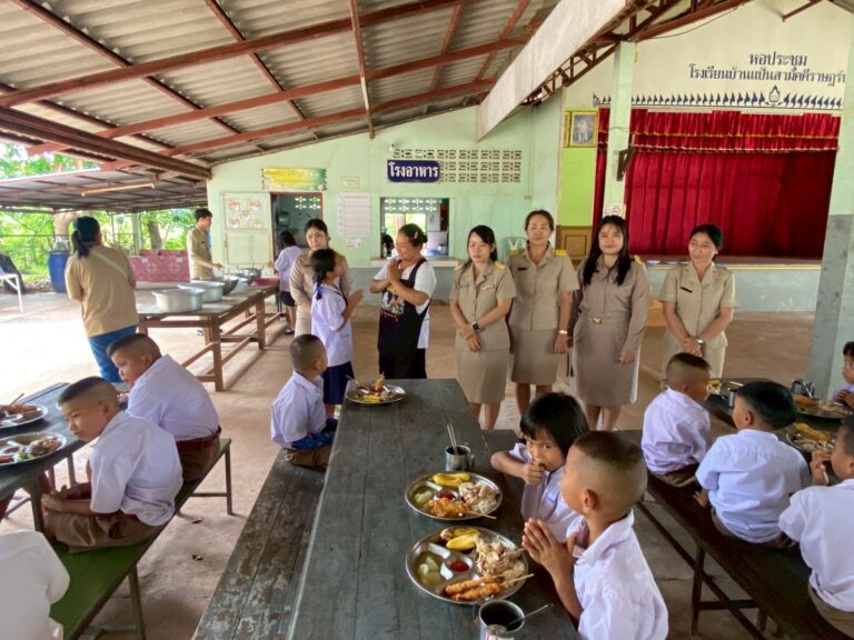 ขอขอบคุณ คุณป้าบุญโฮม บุตรสิม ที่อนุเคราะห์ ไก่ทอดแสนอร่อย โดยให้ตัวแทน ป้าอ้อยและป้ากาน มาร่วมสมทบอาหารกลางวันให้กับนักเรียน เนื่องในวันคล้ายวันเกิด