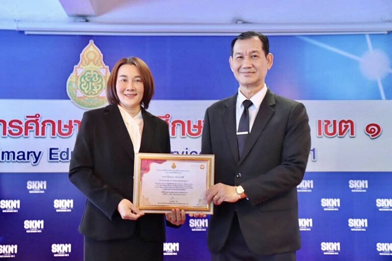 ผู้บริหารและคณะครูเข้ารับเกียรติบัตรผลงานแนวทางการปฏิบัติที่เป็นเลิศ (Best Practice) ด้านการจัดการเรียนรู้ประวัติศาสตร์ หน้าที่พลเมือง ศีลธรรม และประชาธิปไตย ระดับ ดีมาก