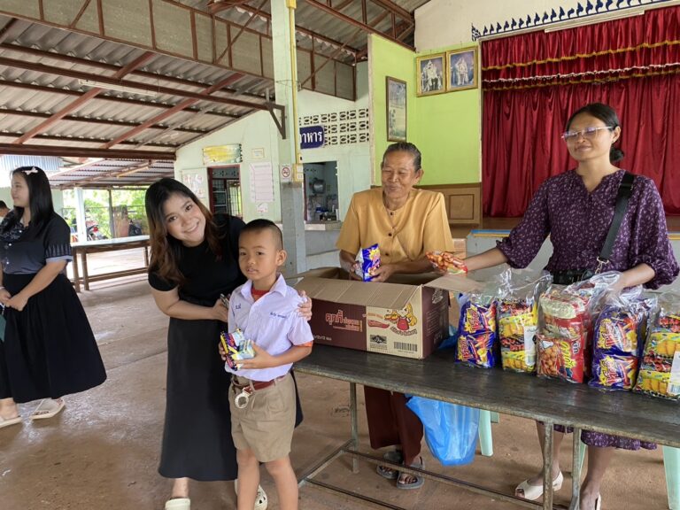 ขอขอบคุณ คุณยายลำไพ แก้วยะลุน เป็นอย่างสูง ที่เมตตามอบนมและขนมให้กับนักเรียน
