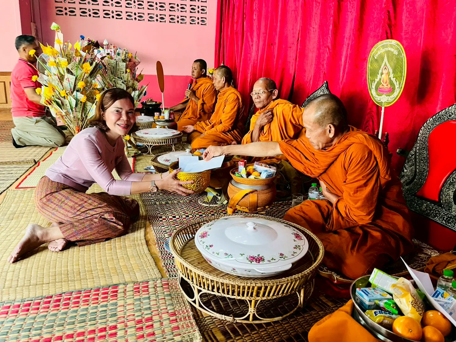 ทำบุญตักบาตรพระสงฆ์ ถวายปัจจัยและทอดผ้าป่าเพื่อการศึกษา