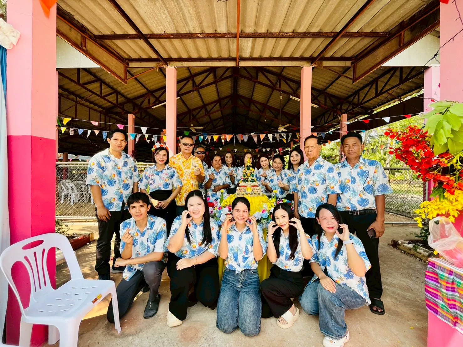 กิจกรรม สรงน้ำพระและสิ่งศักดิ์สิทธิ์ประจำโรงเรียน และรดน้ำดำหัวคณะกรรมการสถานศึกษาขั้นพื้นฐานและผู้อาวุโสในชุมชนบ้านแป้น