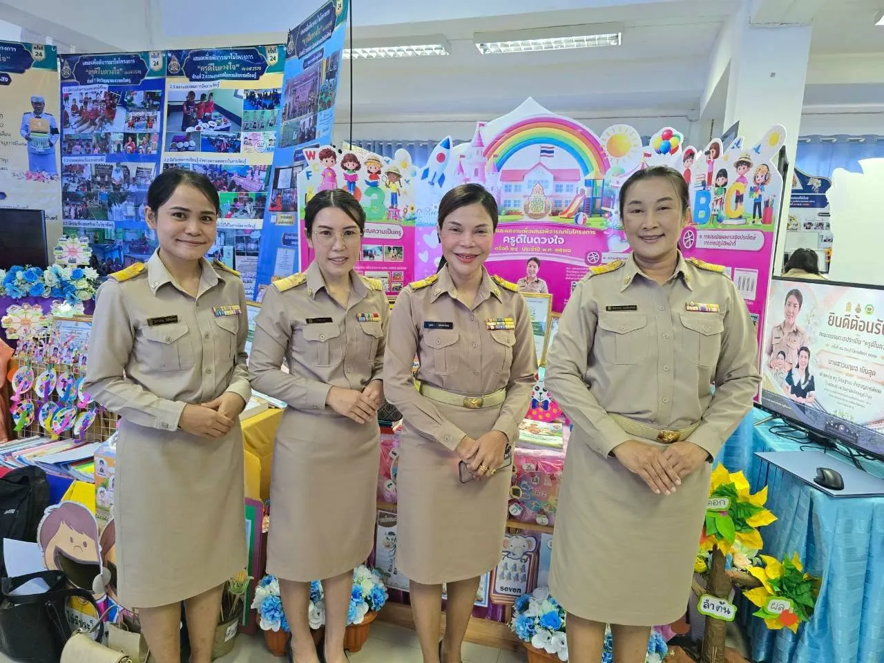 ร่วมจัดนิทรรศการและนำเสนอผลงานเพื่อเข้ารับการคัดเลือก “ครูดีในดวงใจ” ระดับเขตพื้นที่การศึกษาประถมศึกษาสกลนคร เขต 1